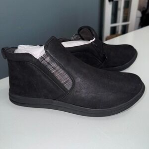 NWT Clarks Black fauxleather ankle boots with stretch 9.5W
